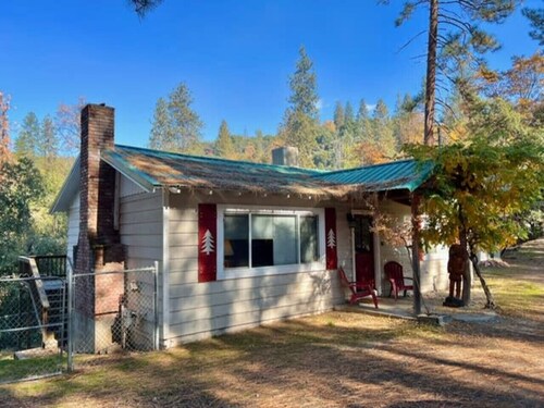 Charming Red Door Cottage, 12 miles to Yosemite