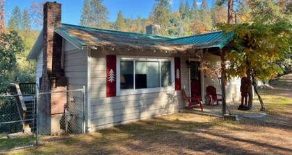 Charming Red Door Cottage, 12 miles to Yosemite
