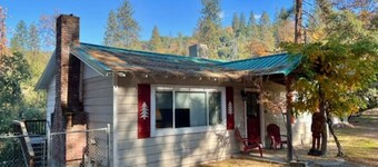 Charming Red Door Cottage, 12 miles to Yosemite