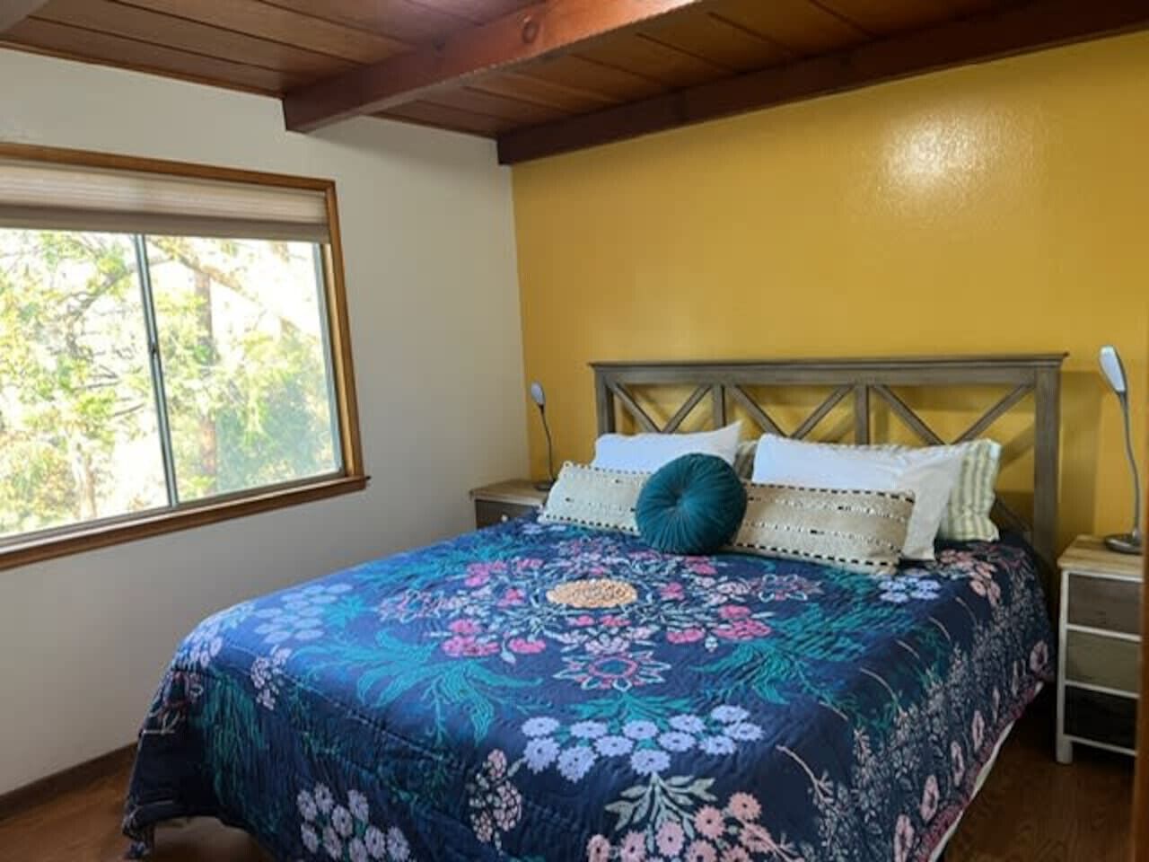 2 bedrooms, desk, WiFi, bed sheets