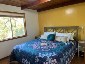 2 bedrooms, desk, WiFi, bed sheets