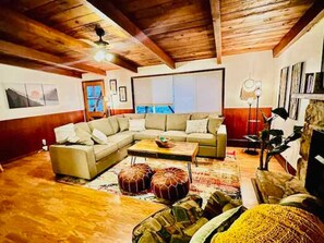 Televisio, takka, työhuone