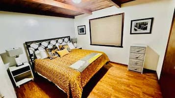 2 bedrooms, desk, WiFi, bed sheets