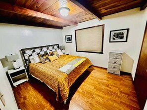 2 bedrooms, desk, WiFi, bed sheets