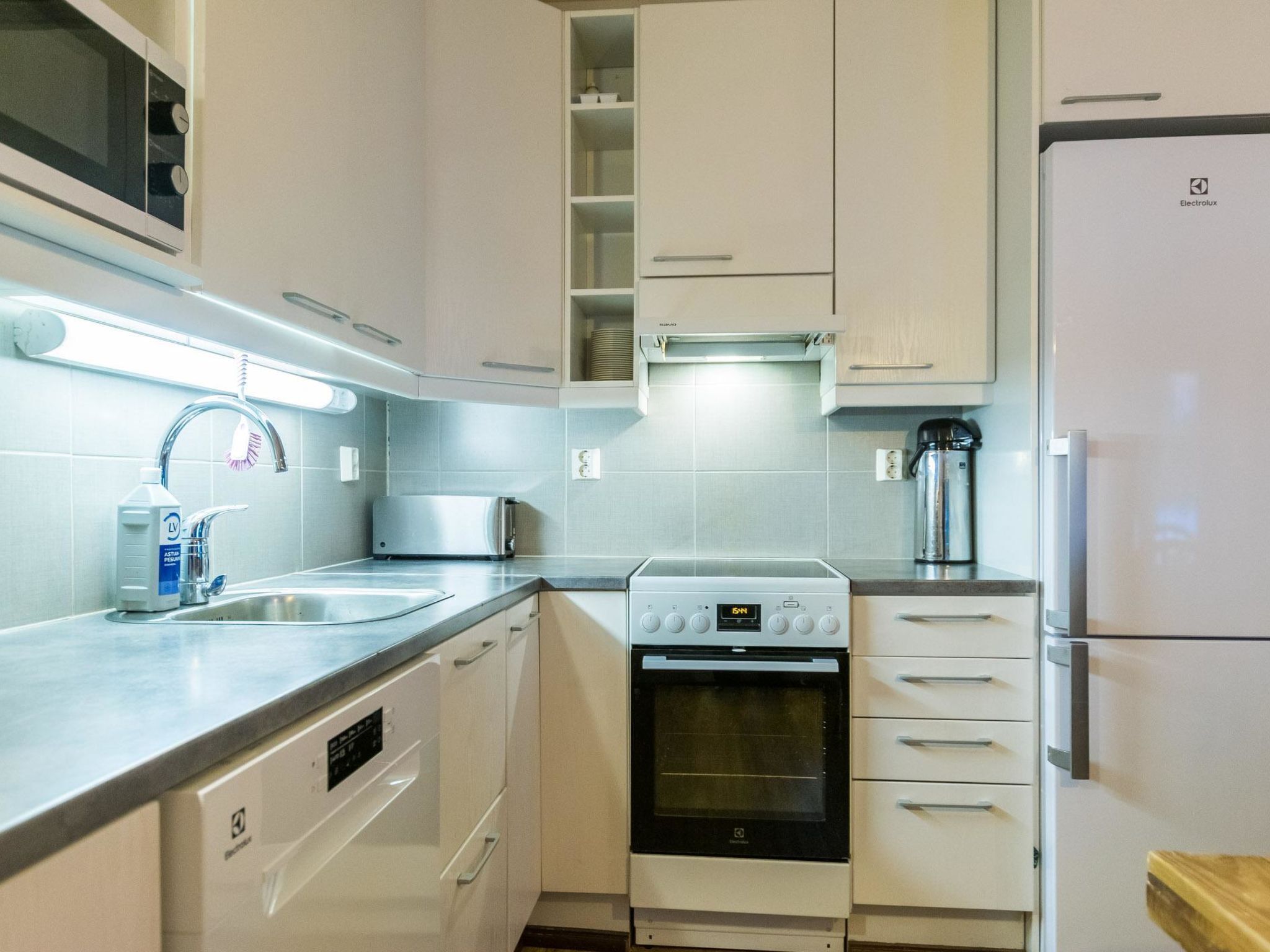 Een koelkast, een microgolfoven, een vaatwasser