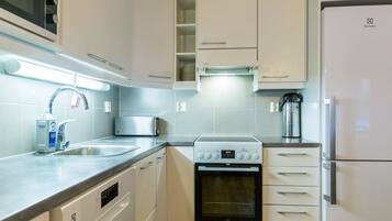 Geladeira, micro-ondas, lava-louças