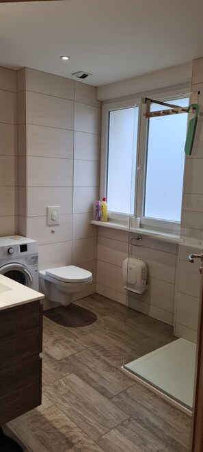 Douche, articles de toilette gratuits, sèche-cheveux