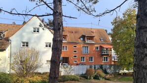 A residential building with a sloped roof, multiple windows, and balconies. - Meublés du 25 N°5 à Niederbronn-les-bains (Niederbronn-les-Bains)