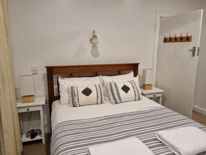 3 bedrooms, iron/ironing board, WiFi - Kybunga by the Beach (part of Harriett's Cottage) (Largs North)