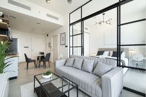 TV - Stylish 1 Bedroom in Dubai Hills - Burj View (Dubai)