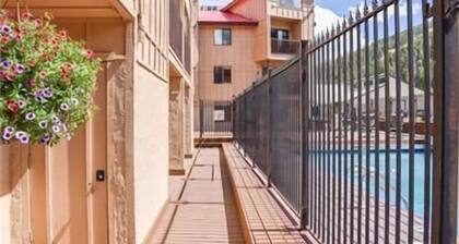 "Lifts West Condo 212" In town-near Platinum chair lift-Wifi-2 level