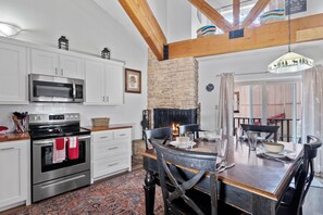 Dining - "Lifts West Condo 212" In town-near Platinum chair lift-Wifi-2 level (Red River)