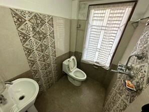 Camera familiare, 2 camere da letto, per soggetti allergici | Bagno | Pantofole, asciugamani