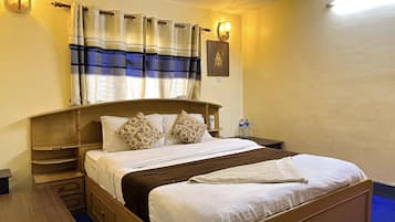 Deluxe Room, 1 King Bed, Allergy Friendly | Desk, free WiFi, bed sheets