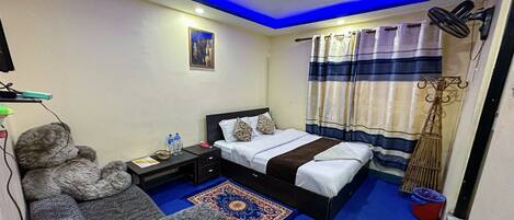 Habitación Deluxe, 1 cama de matrimonio grande, materiales antialérgicos | Escritorio, wifi gratis, ropa de cama