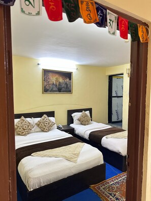 Escritorio, wifi gratis y ropa de cama