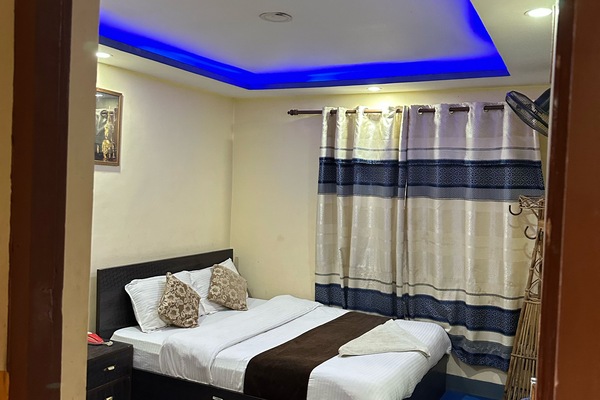Deluxe Room, 1 King Bed, Allergy Friendly | Desk, free WiFi, bed sheets