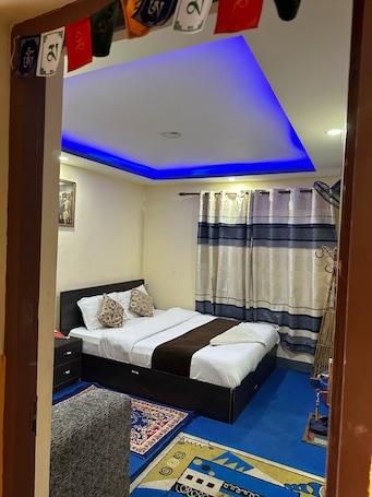 Habitación Deluxe, 1 cama de matrimonio grande, materiales antialérgicos | Escritorio, wifi gratis, ropa de cama