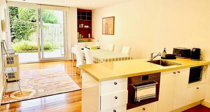 Melbourne: Air-conditioned, balcony, garden. Close to Rod Laver Arena and MCG.
