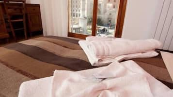 Tabla de planchar con plancha, wifi gratis y ropa de cama