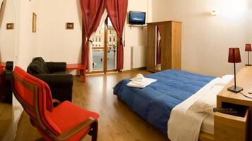 Tabla de planchar con plancha, wifi gratis y ropa de cama