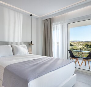 Egyptian cotton sheets, premium bedding, pillowtop beds, minibar - Myzith Luxury Suites (Zakynthos)