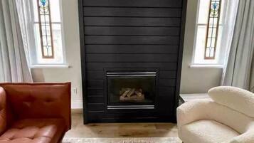 Una Smart TV, una chimenea