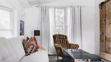 Una Smart TV, una chimenea