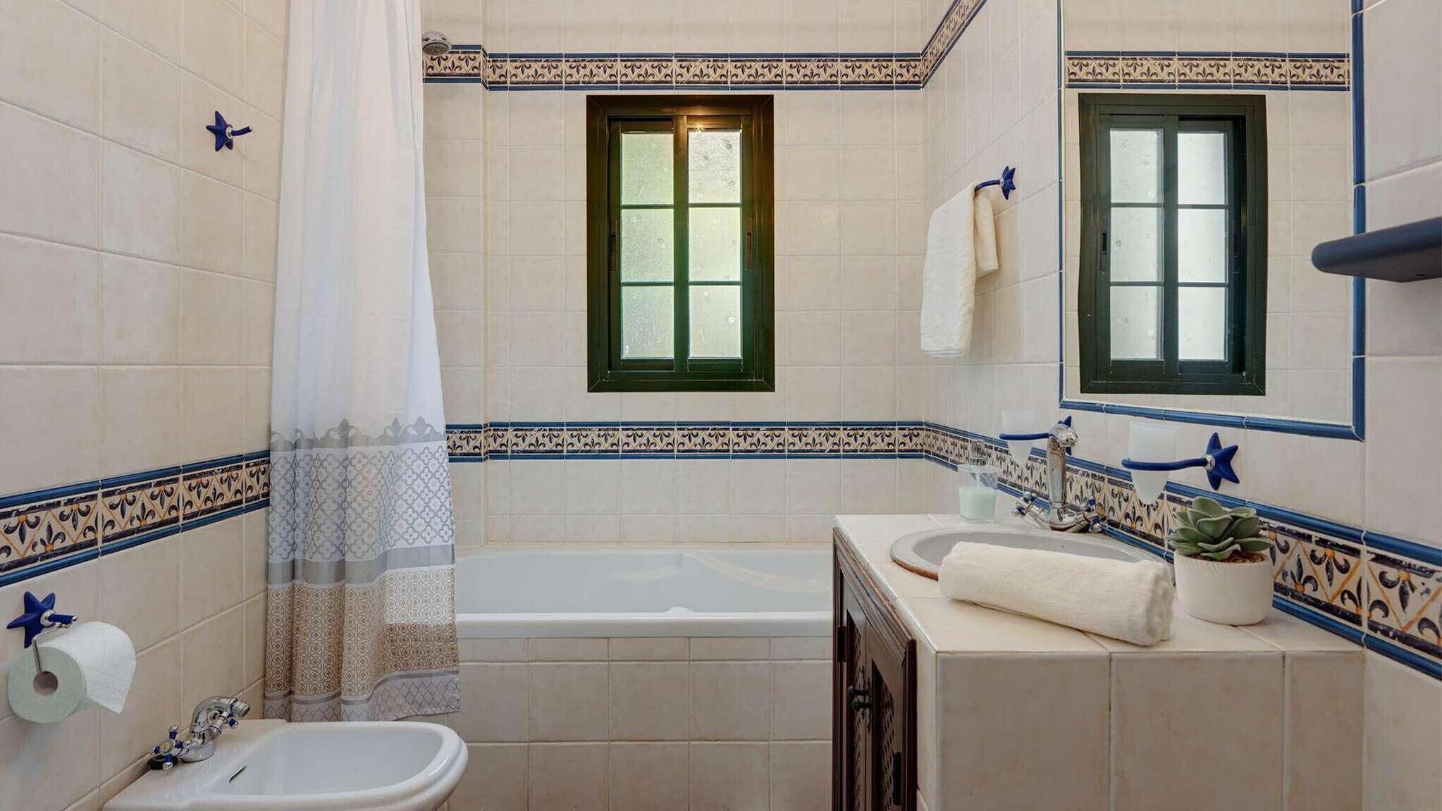 Een douche, handdoeken