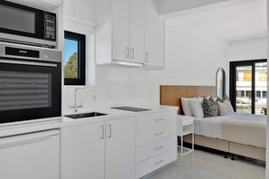 Luxury Studio | In-room safe, blackout drapes, iron/ironing board, free WiFi - Phaedrus Living: Alkminis Seaside Suites Playa (Paphos)