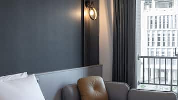 Habitación doble superior | Edredón, artículos del minibar gratis y cortinas blackout