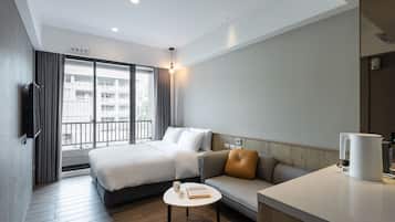 Quarto casal superior | Edredons de pluma, frigobar (abastecido com itens grátis)