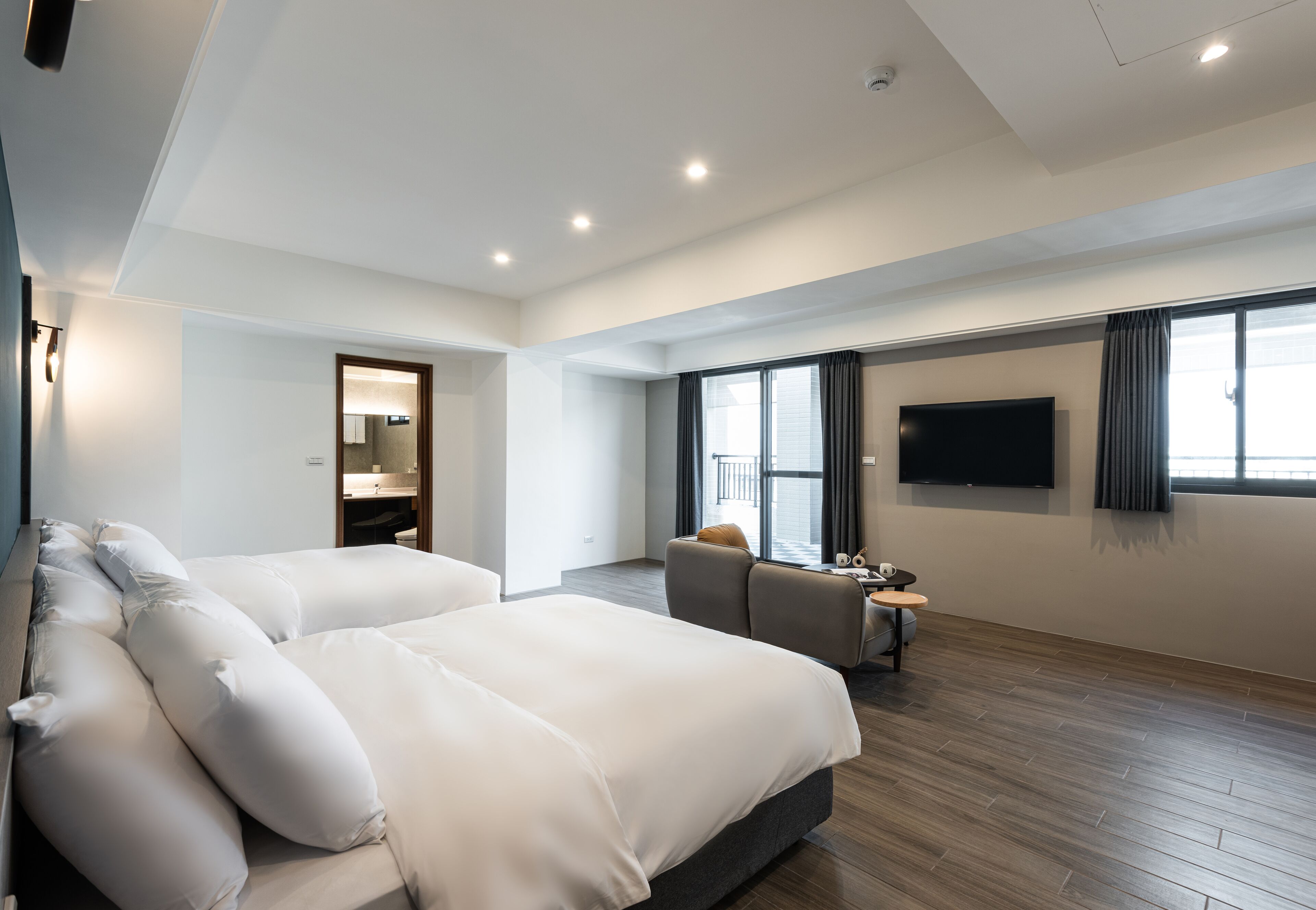 Cubrecamas, minibar con artículos gratuitos y cortinas blackout 