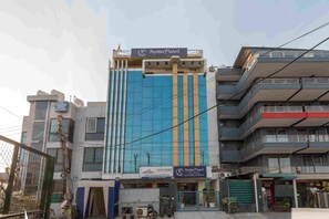 Exterior - Oyster Pearl Near Medanta Hospital Sec39 (Gurugram)