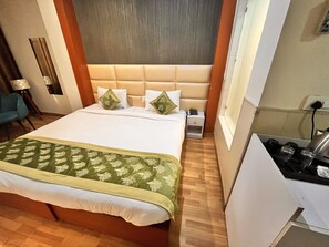 Basic Double Room - Oyster Pearl Near Medanta Hospital Sec39 (Gurugram)