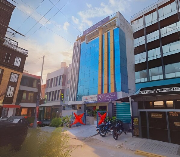 Exterior - Oyster Pearl Near Medanta Hospital Sec39 (Gurugram)