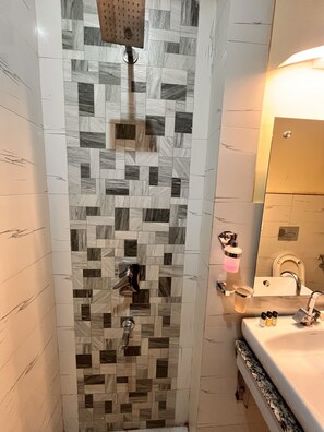 Dusche, Regendusche, kostenlose Toilettenartikel, Haartrockner
