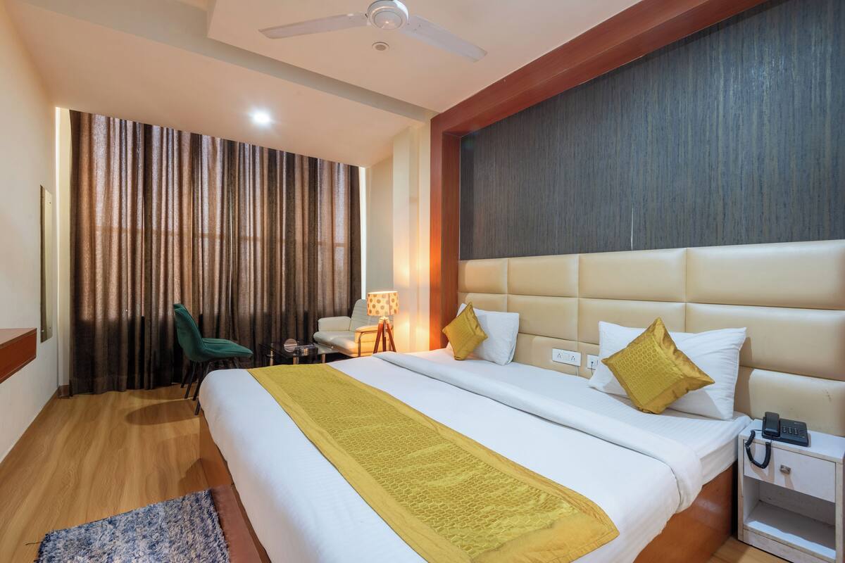 ห้องดีลักซ์ดับเบิล | เครื่องนอนระดับพรีเมียม, เตียงพร้อมฟูกเสริมที่นอน, โต๊ะทำงาน