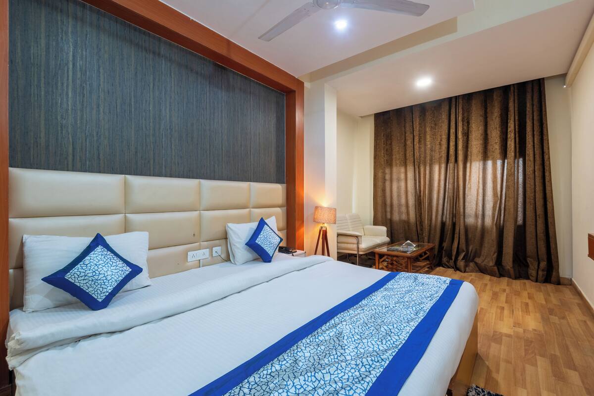 เครื่องนอนระดับพรีเมียม, เตียงพร้อมฟูกเสริมที่นอน, โต๊ะทำงาน
