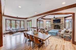 TV connectée, cheminée, jeux vidéo