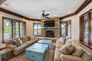 TV connectée, cheminée, jeux vidéo