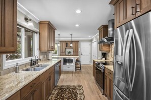 Fridge, microwave, oven, stovetop - Happy Place by AvantStay | Firepit, Ranch-Style (Mooresville)