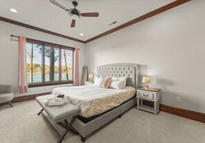 13 bedrooms, iron/ironing board, travel cot, free WiFi - Sunset Shores Resort by AvantStay | Private Beach (Mooresville)