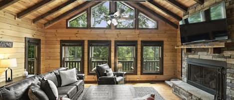 Smart TV, chimenea y tenis de mesa