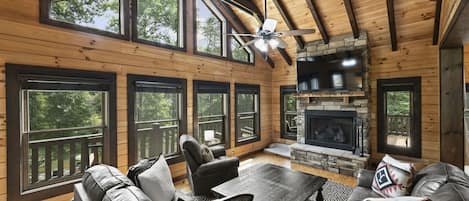 TV connectée, cheminée, table de tennis de table