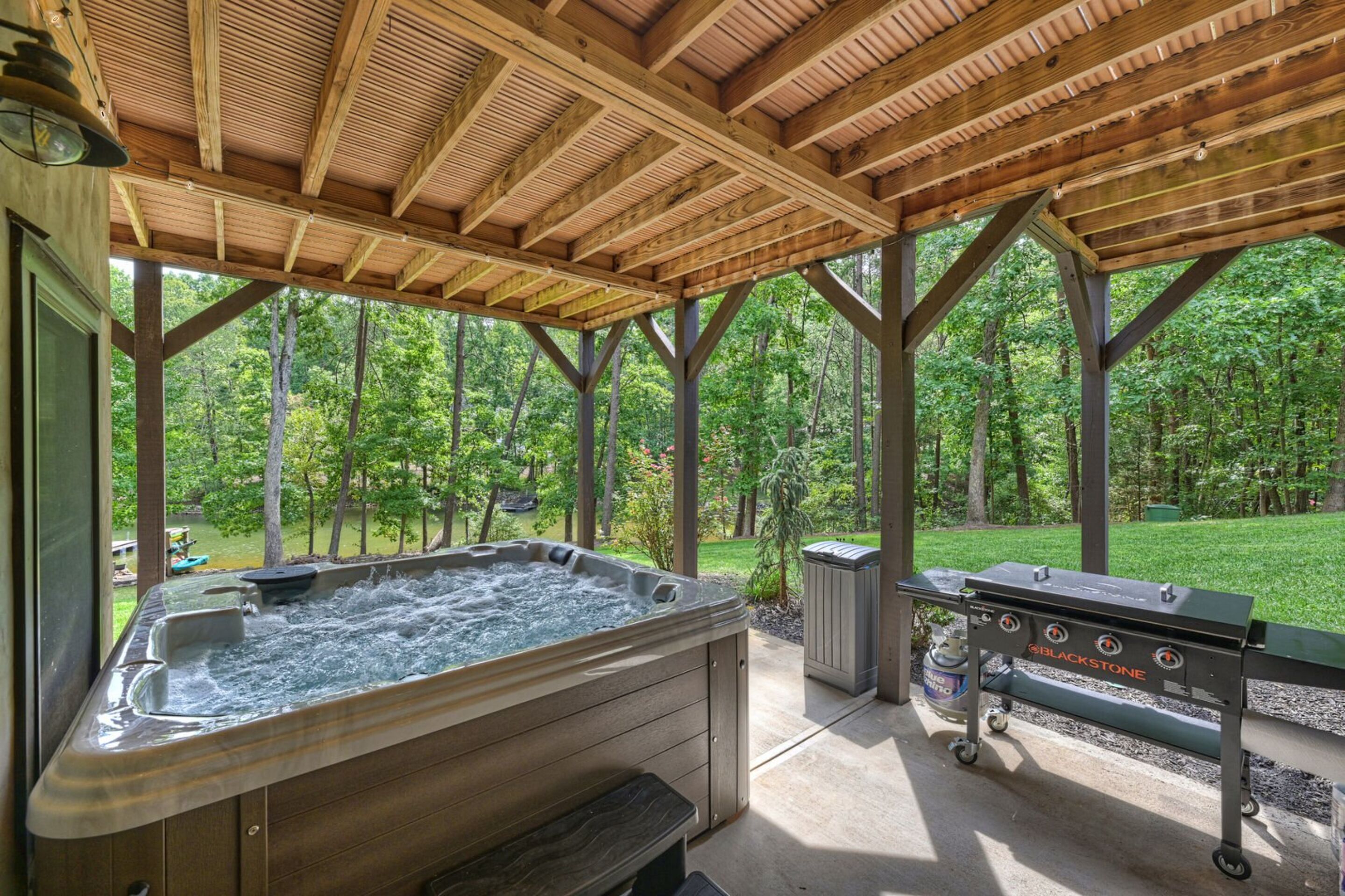 Bankhead Lodge by AvantStay | Waterfront Log Cabin