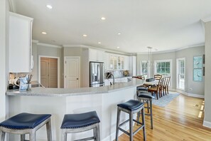 Køleskab, mikrobølgeovn, ovn, kogeplade