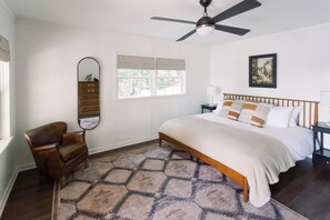 6 bedrooms, desk, iron/ironing board, travel crib