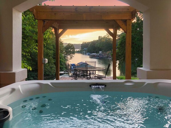 Outdoor spa tub