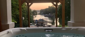 Hummingbird Home by AvantStay | Boat House + Dock